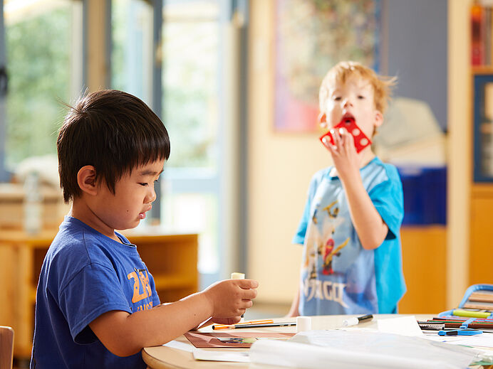 Inklusiver Kindergarten Zwei Kinder im Kinderhaus des Drehpunkts am spielen