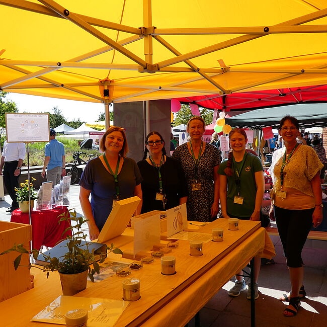 Das Drehpunkt Team auf dem Markt der Vereine. Ein Kind absolviert den Sinnesparcours des Drehpunkts