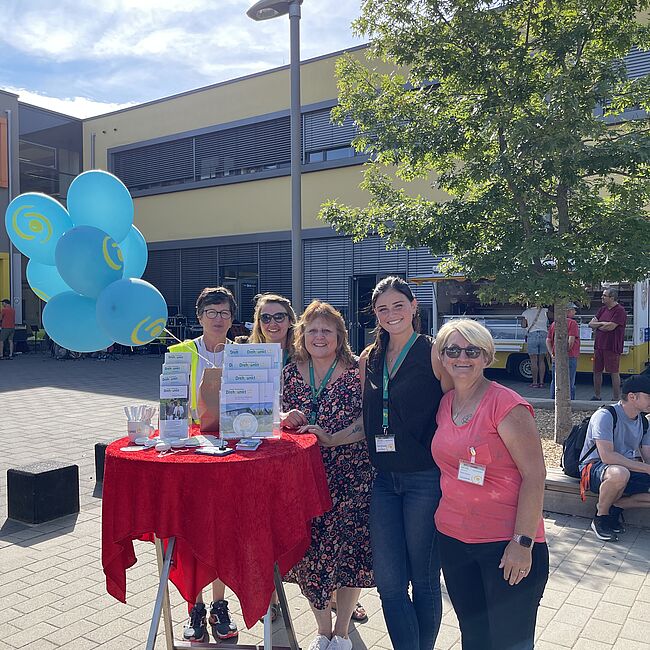 Team des Vereins sozialer therapeutischer Drehpunkt am Drehpunkt-Infostand